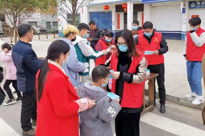 IPPF中国（CFPA）のメンバーがコミュニティの人々に正しいマスクのつけ方を教える様子
