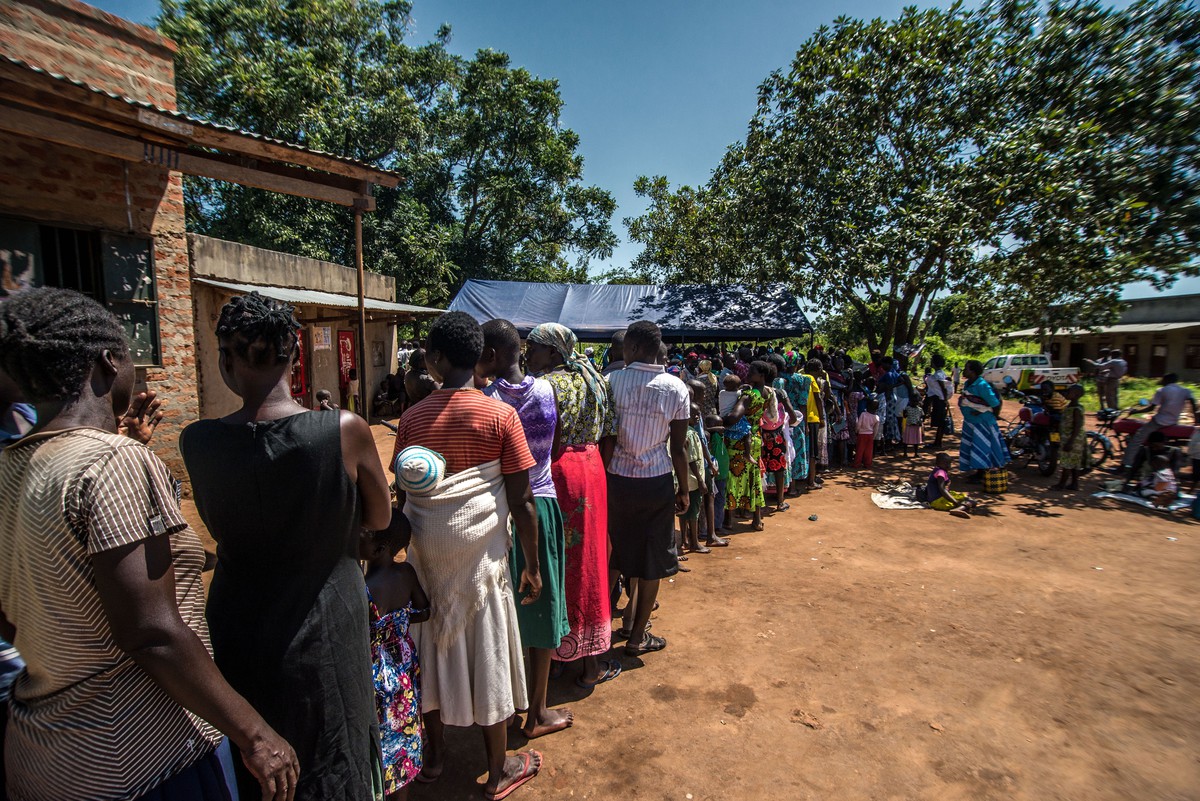 Ugandan villagers line up to receive services from Reproductive Health IPPF