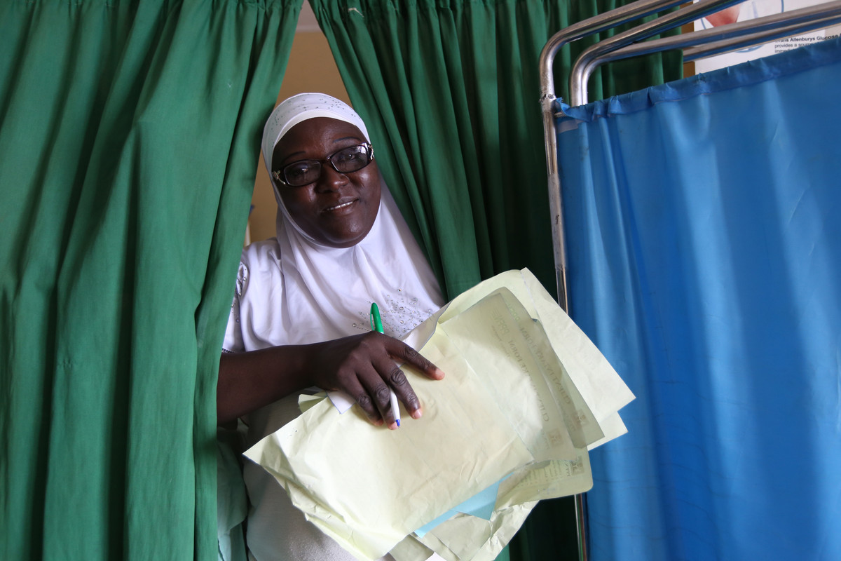IPPF health worker delivers cervical cancer screening