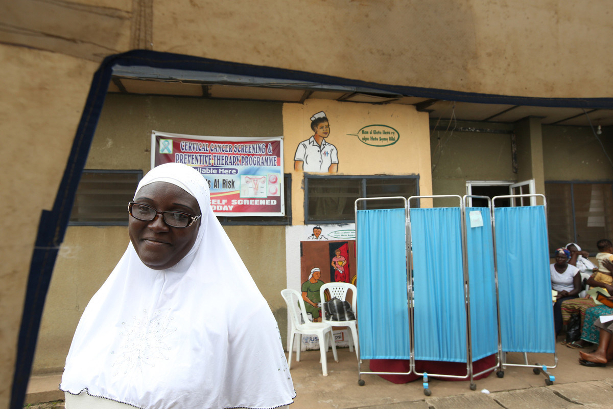 IPPF health worker delivers cervical cancer screening