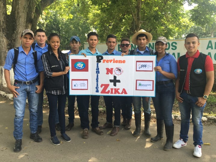 Youth volunteers from IPPF clinic in Honduras hold a banner about Zika