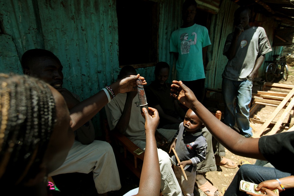 Condom demonstration in Kenyan slum