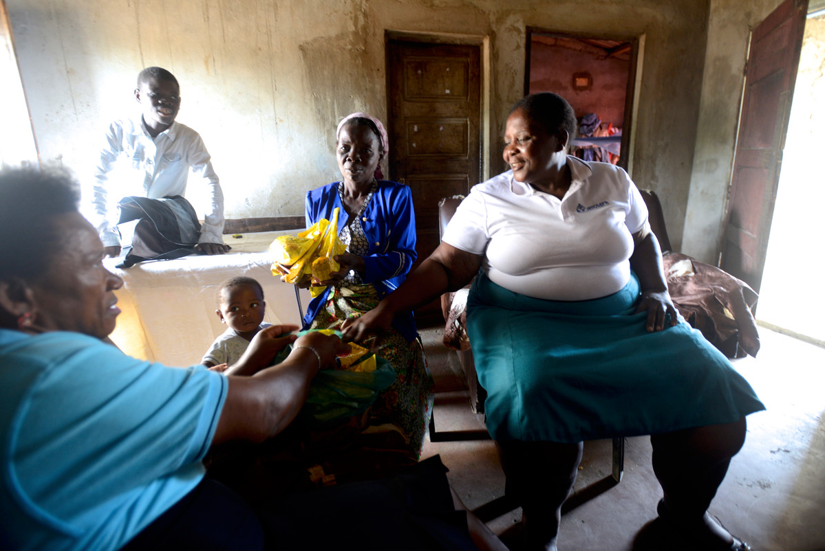 Amodefa staff with clients in Maputo suburbs. credits: IPPF/Lee Neuenburg/Mozambique/2017