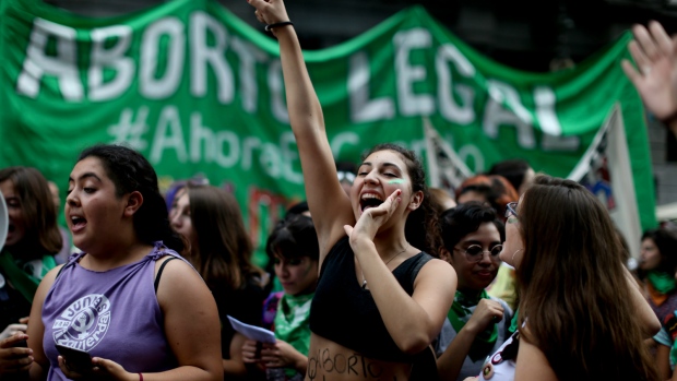 アルゼンチンで中絶の合法化を求めてデモをする人々