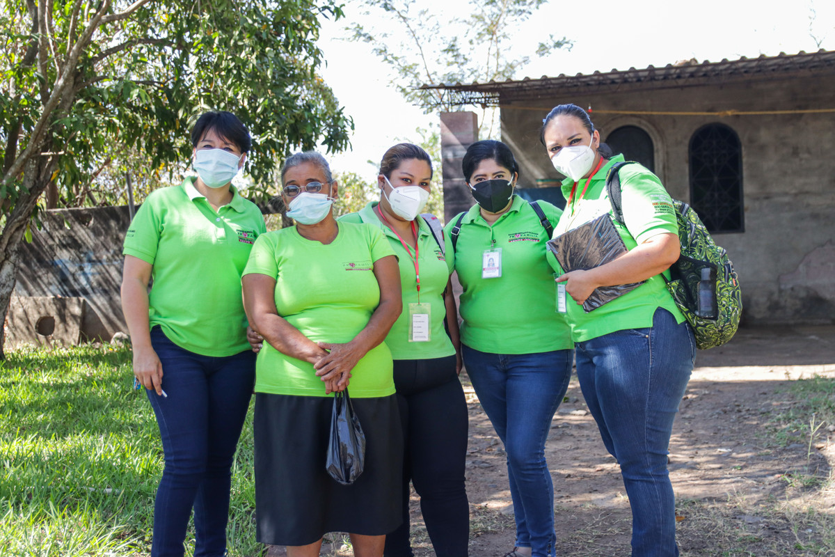 5 healthcare volunteers in El Salvador - IPPF/Carlos Barrientos