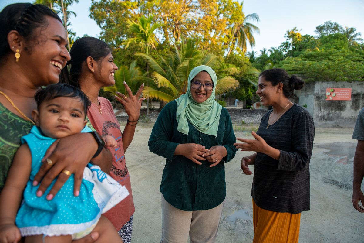 4 women talking, Maldives