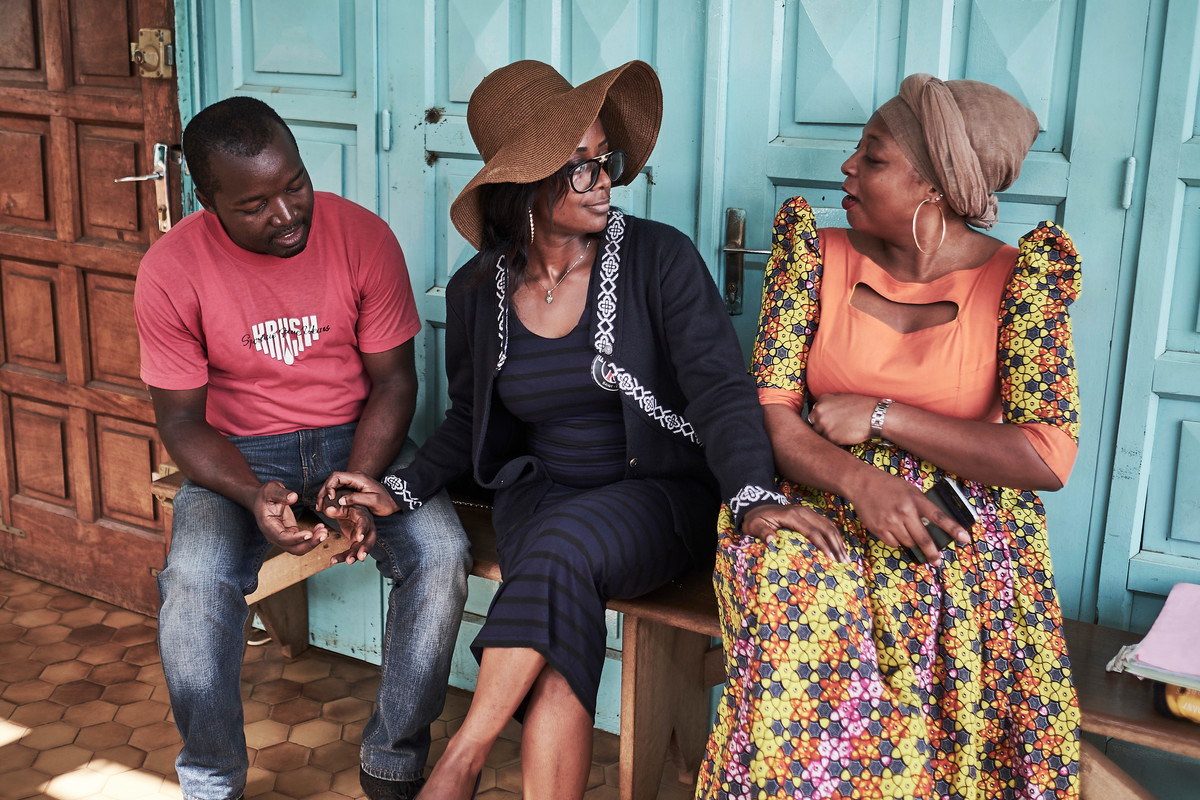 Peer educator Chariette (centre) catches up with fellow peer educators Hervé Tchuigwa Djiya (left) andGertrude Zouakeu Noutcha (right) 