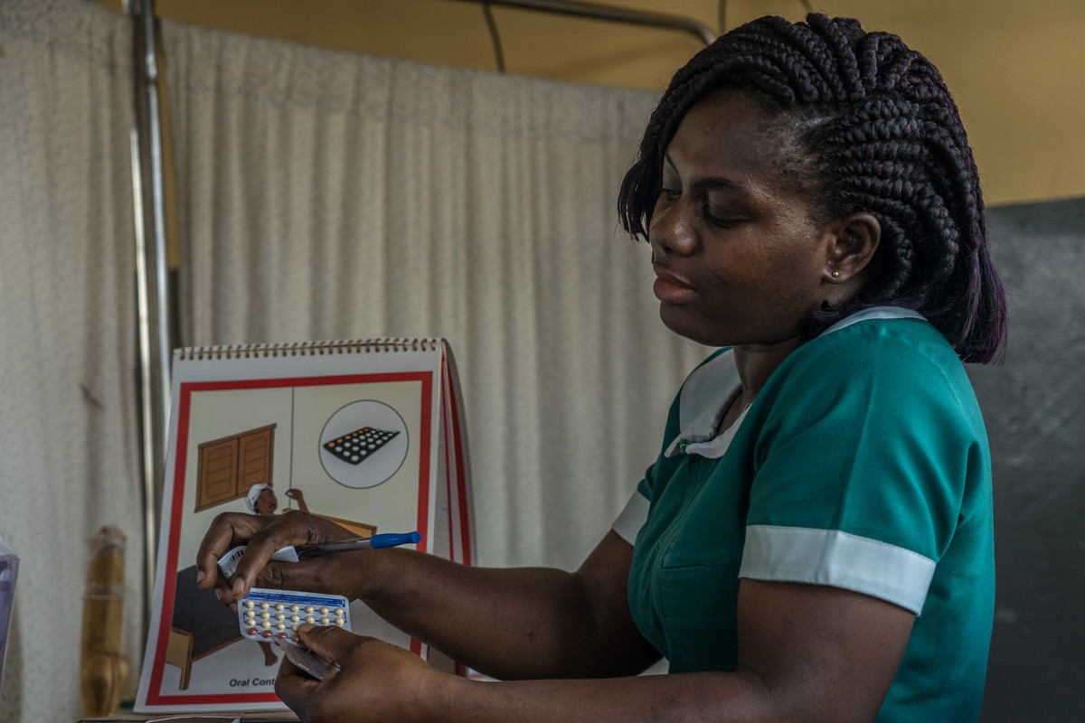 Sophia Abrafi, Midwife at the Mim Health Centre, 40 consults her patient about contraception.
