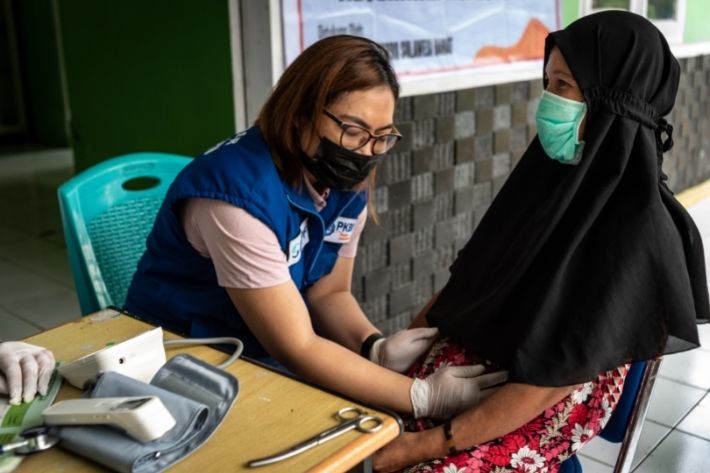 Dr Ratni examines a pregnant woman