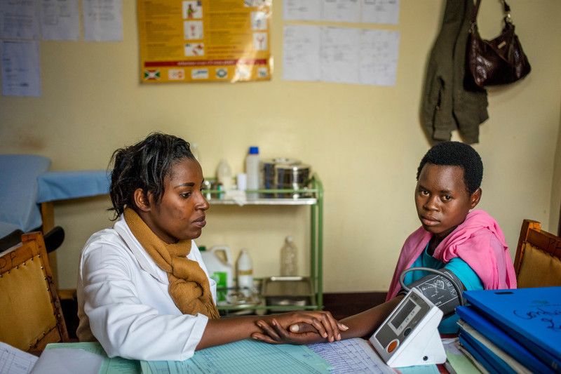 ABUBEF's nurse, Evelyne, talks with Claudine. Due to funding cuts, the clinic can no longer afford a doctor. Evelyne explains how she had to operate to remove a tumour in a clients' breast. "People with HIV would come for a therapy, contraception and regular check-ups in one place but now the services are not integrated anymore, people will not have enough money to pay and they will stop coming," says Evelyne. 