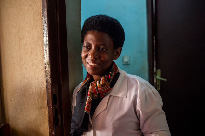 Esperence is a nurse and pharmacist at the ABUBEF clinic in Ngozi. Due to funding cuts the clinic can no longer afford to supply up to 50% of medicines, some of which are fundamental to patient treatments. “During the project there was always enough medicine for every customer. Good times are unfortunately over”, says Esperence. 