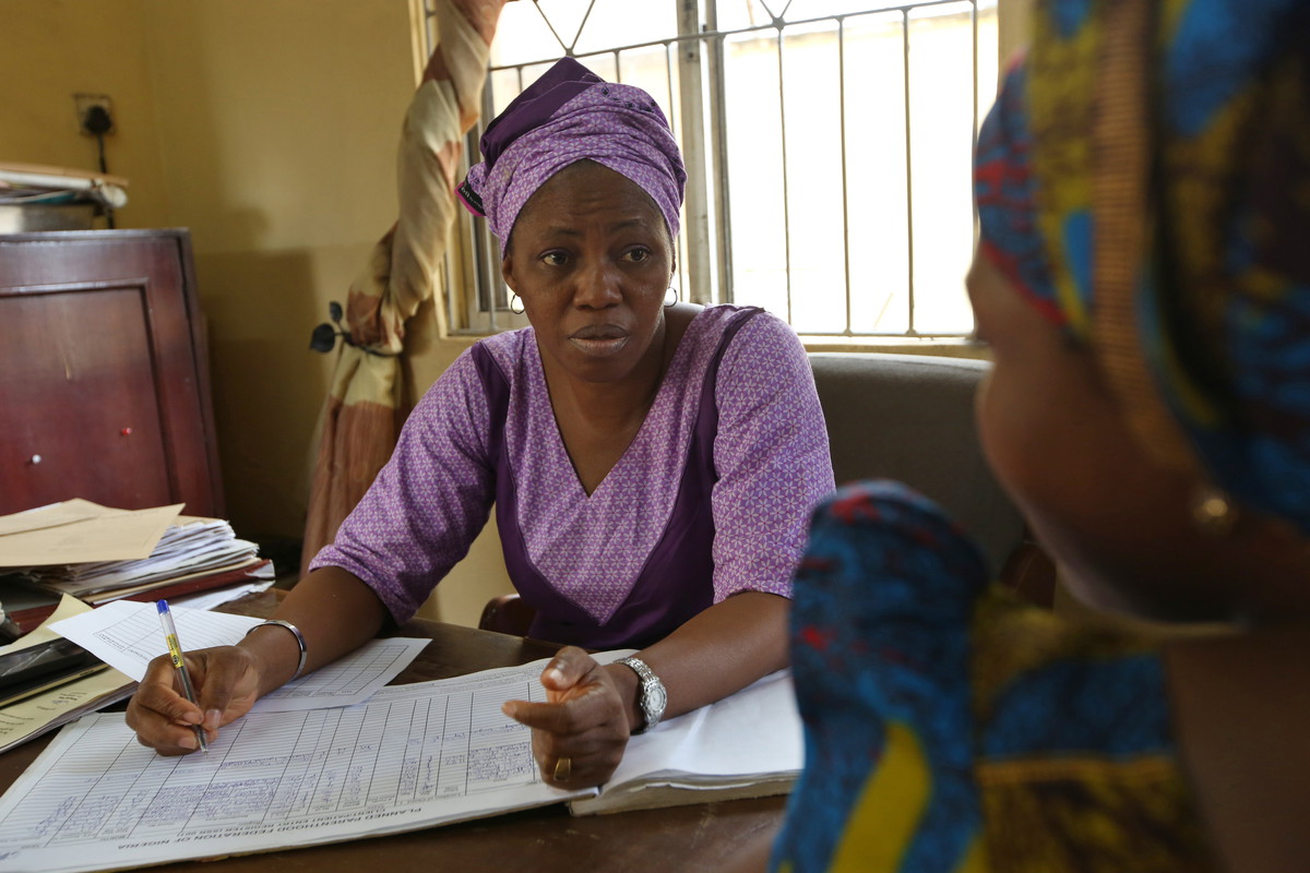 IPPF clinician counsels a client