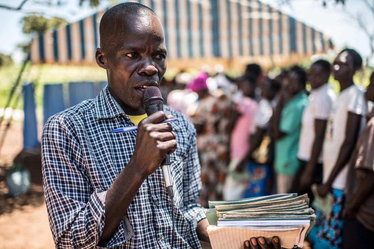 Mark Ujok, a volunteer community mobilizer helps organize the queues. 