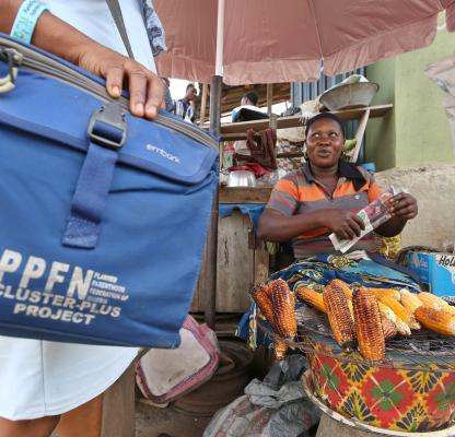 IPPF staff reaching out women in the market