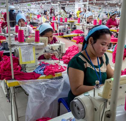 カンボジアの衣料品工場で働く女性たち
