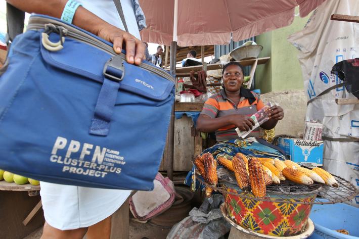 IPPF staff reaching out women in the market