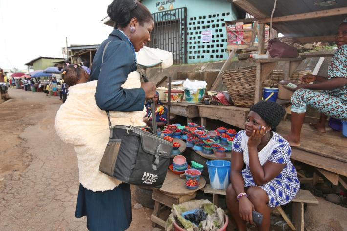 IPPF outreach worker in Nigeria marketplace 