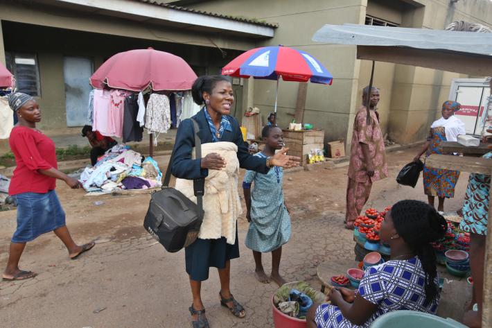 IPPF outreach worker in Nigeria marketplace 