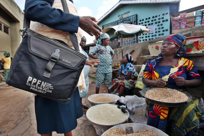 IPPF outreach worker in Nigeria marketplace 