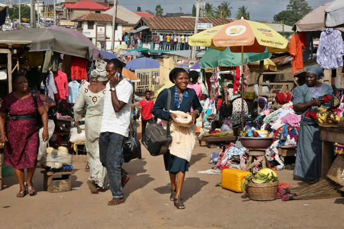 IPPF outreach worker in Nigeria marketplace 