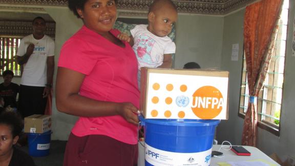 フィジーでIPPFとUNFPAがサイクロン被害に遭った住民たちを支援する様子