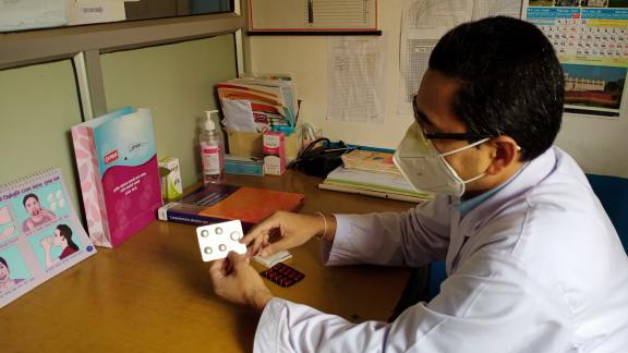 Healthcare worker with combipack. 