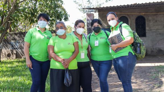 5 healthcare volunteers in El Salvador - IPPF/Carlos Barrientos