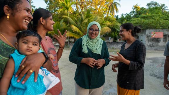 4 women talking, Maldives